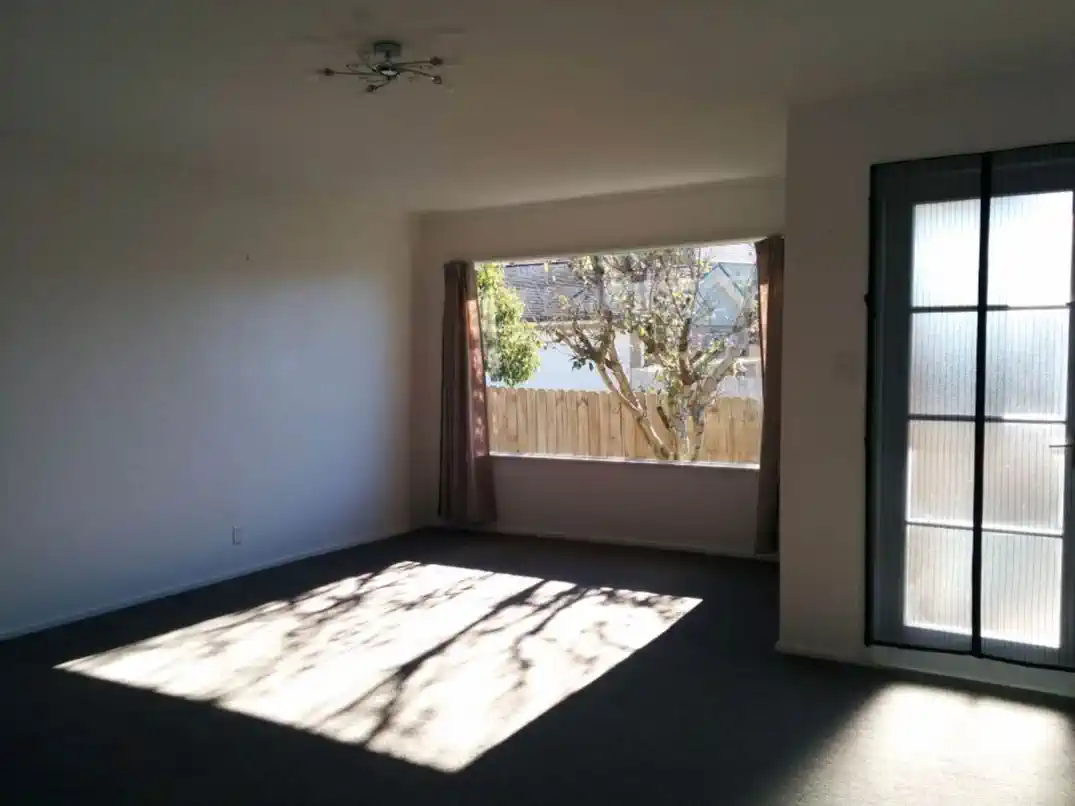 For rent, 3 bedrooms 1 bathroom house, Walk to New World & Top Schools, 1/165 Wellington Street, Howick, Auckland, available 21st Novembe