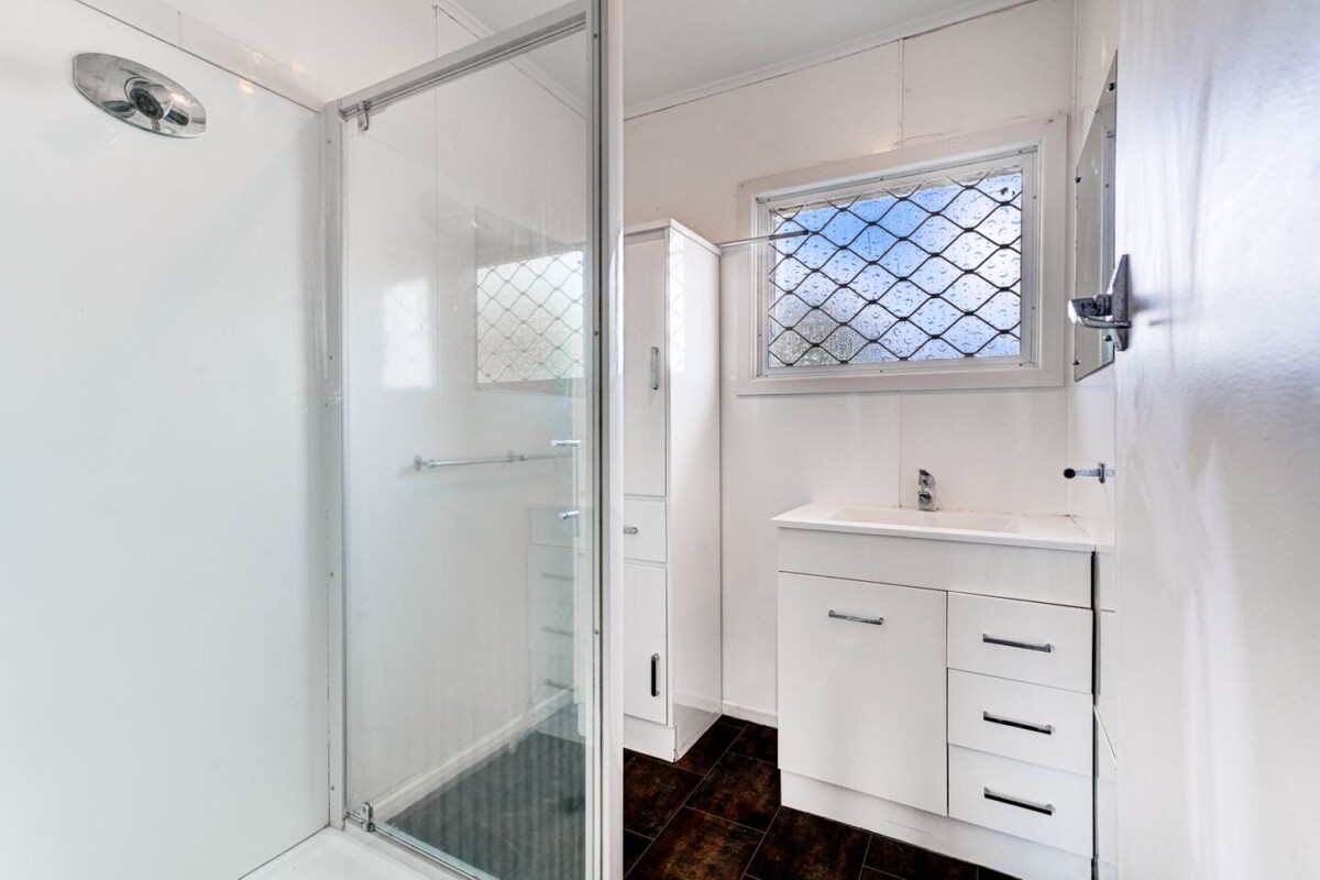Asking below CV, standalone 3-bedrooms house on a half share of 819m² (flat land), 1/49 President Ave, Papakura, Auckland