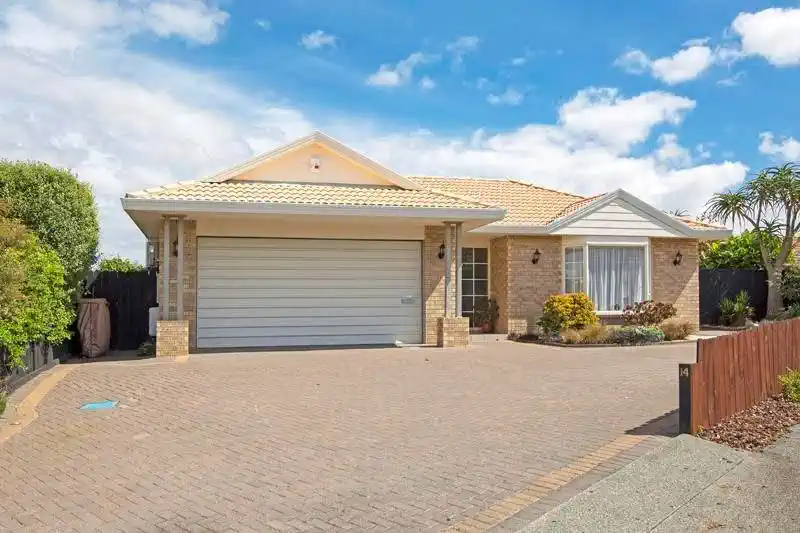 For rent, 4 beds 2 baths house, available 15th November, 14 Aspatria Place, Northpark, Auckland