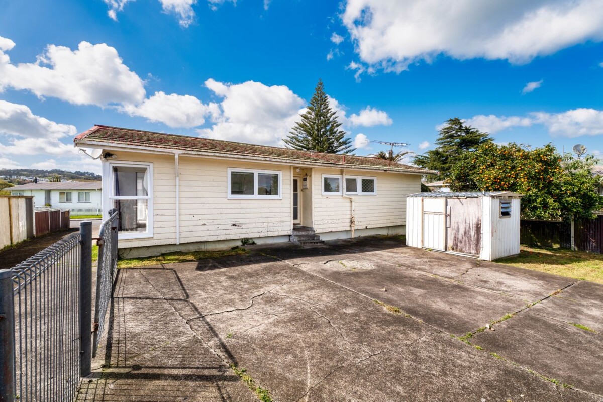 Asking below CV, standalone 3-bedrooms house on a half share of 819m² (flat land), 1/49 President Ave, Papakura, Auckland