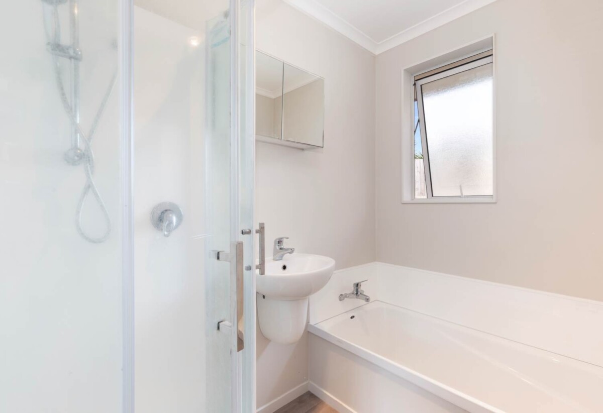 For rent, Cats OK, 3 beds 1 bath house, available now, 148A Aviemore Drive, Highland Park, Auckland