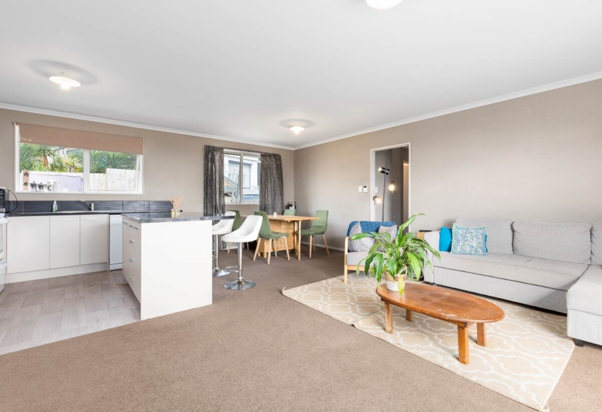 For rent, Cats OK, 3 beds 1 bath house, available now, 148A Aviemore Drive, Highland Park, Auckland