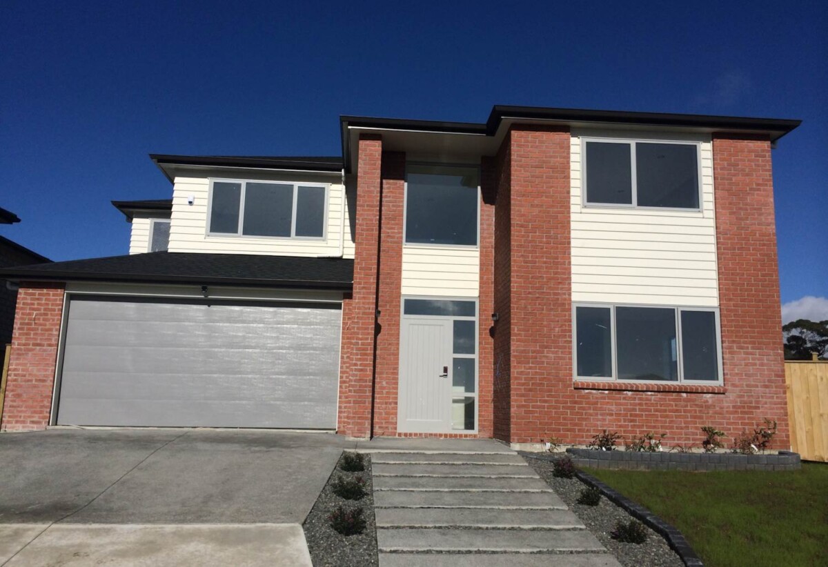 For rent, $1,100 per week, 6 bedrooms house, 97 Flat Bush School Road, Flat Bush, Auckland, available 15th October