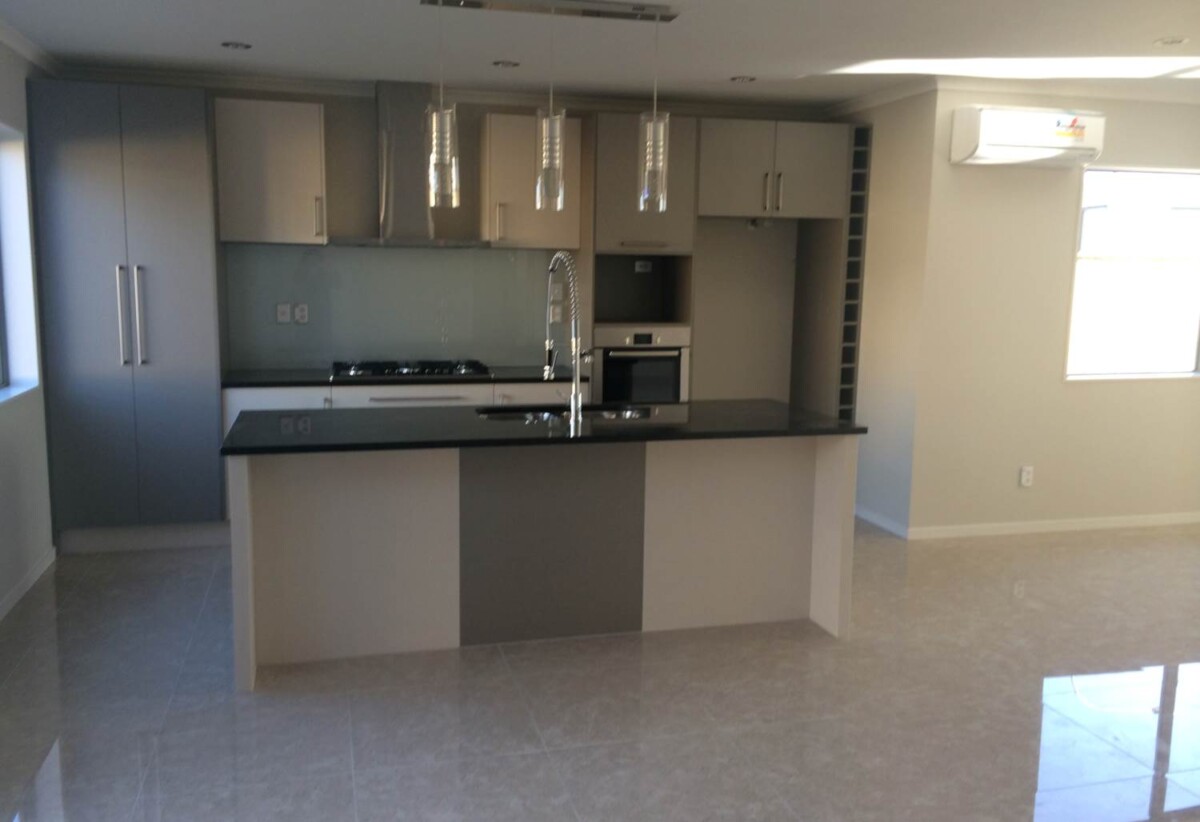 For rent, $1,100 per week, 6 bedrooms house, 97 Flat Bush School Road, Flat Bush, Auckland, available 15th October