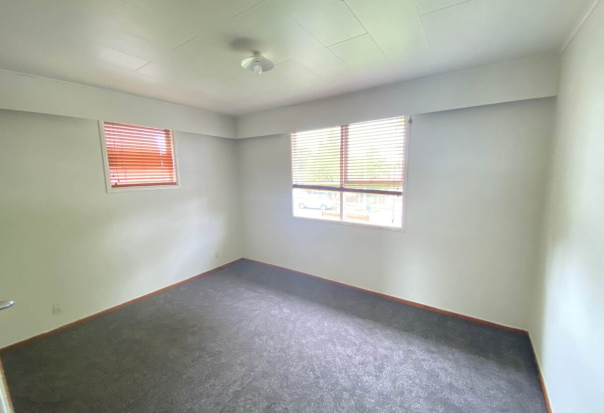 For rent, 3 beds 1 bath house, available now, 31 Ennis Avenue, Pakuranga Heights