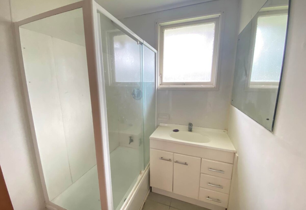For rent, 3 beds 1 bath house, available now, 31 Ennis Avenue, Pakuranga Heights