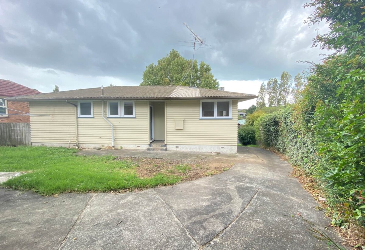 For rent, 3 beds 1 bath house, available now, 31 Ennis Avenue, Pakuranga Heights