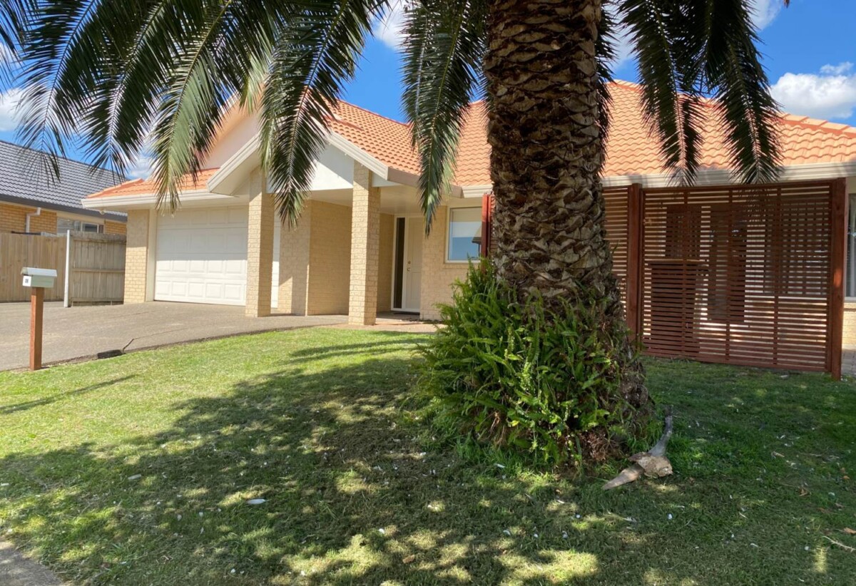 For rent, 3 beds 2 baths house, available 13th November, 2A Fencotie Place, Northpark, Auckland