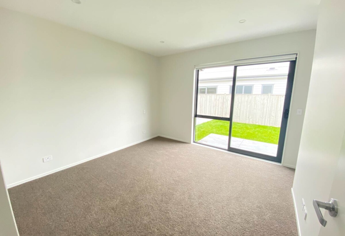For rent, 4 bedrooms 2 bathrooms, 100 Pepene Avenue, Takanini, Auckland, available 17th October