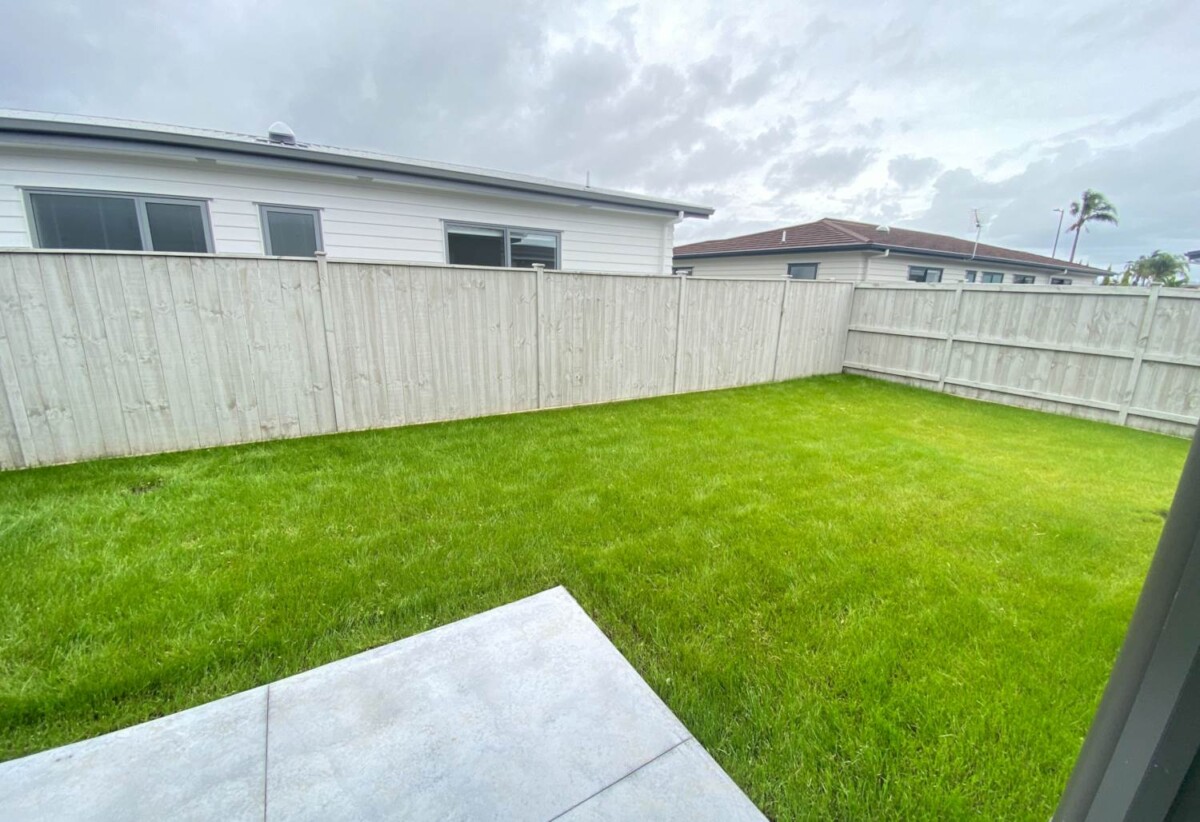 For rent, 4 bedrooms 2 bathrooms, 100 Pepene Avenue, Takanini, Auckland, available 17th October