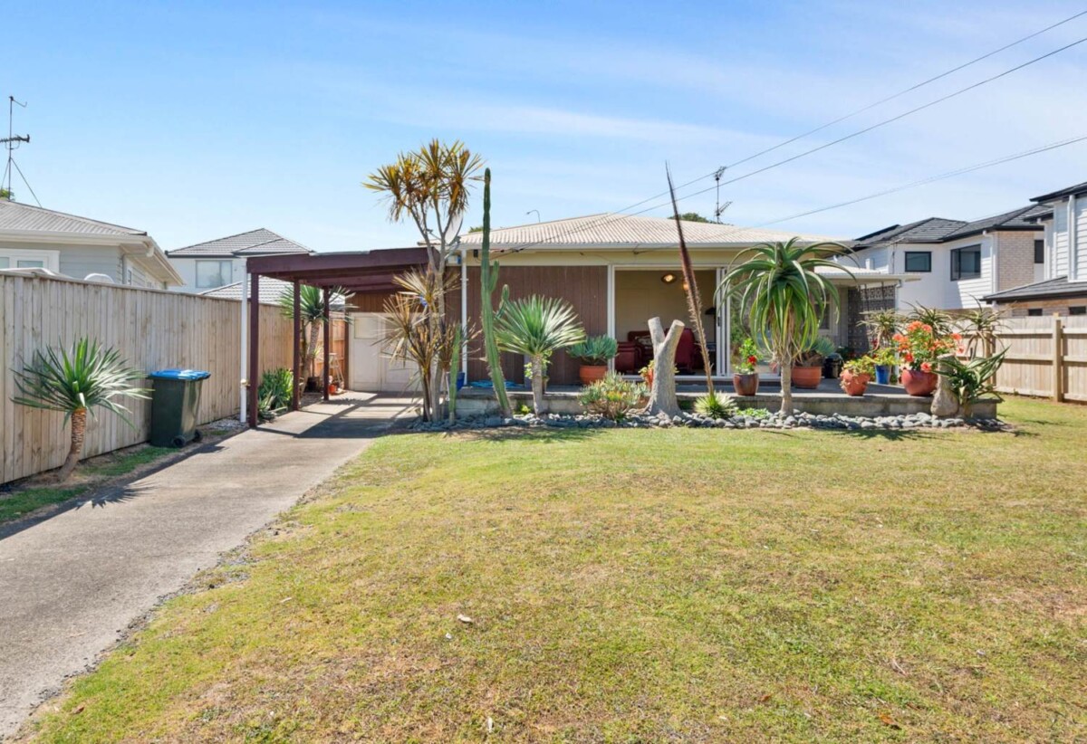 For rent, Two bedroom house with a private backyard, 7 Convoy Lane, Otahuhu, Auckland, available 3rd November