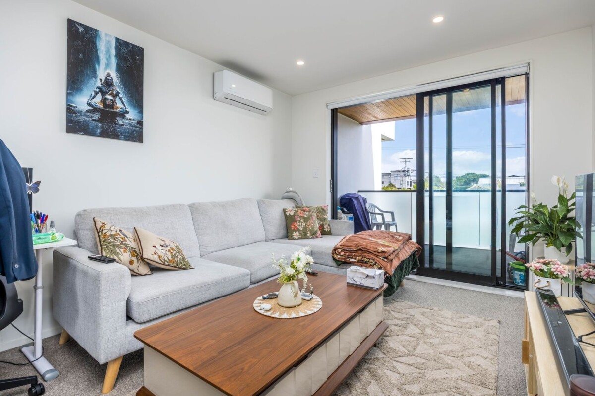 Urgent sale, Mt Albert Grammar school zone, 59m2 freehold 2 beds 2 baths apartment, 1km approx. to Kingsland Train Station, 700m approx. to St Lukes Westfield, 201/2A Truro Road, Sandringham, Auckland