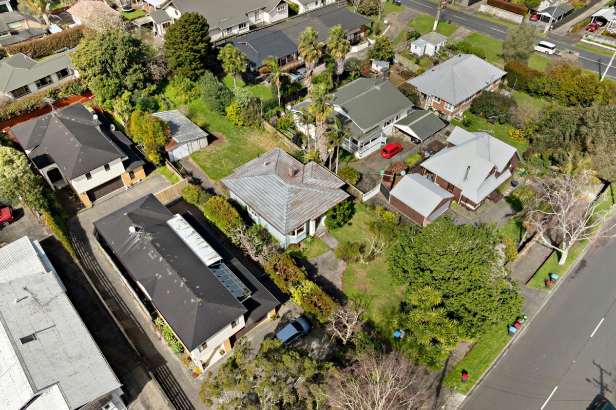 Must sell, DGZ school zone, 3 bedrooms house on 1053m2 land, Minutes from Newmarket, Mt Eden, Dominion Road, and motorways, 150 The Drive, Epsom, Auckland