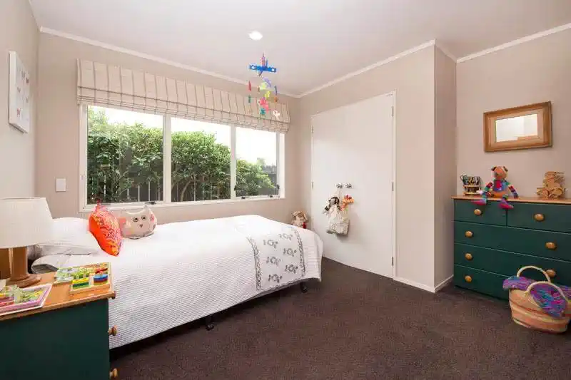 For rent, 4 beds 2 baths house, available 15th November, 14 Aspatria Place, Northpark, Auckland