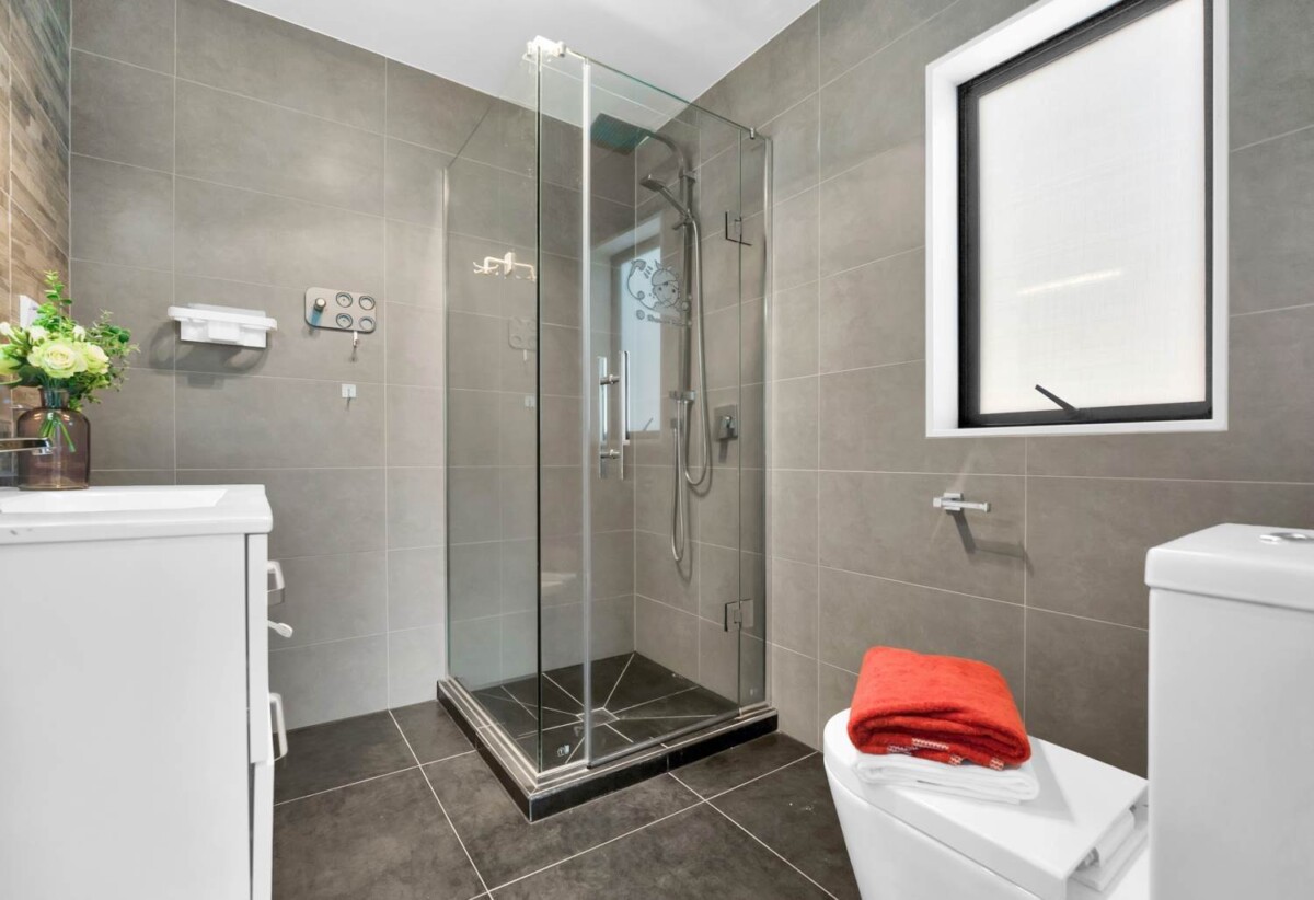 For rent, 5 beds 3 baths house, available 8th November, 68A Moore Street, Howick, Auckland