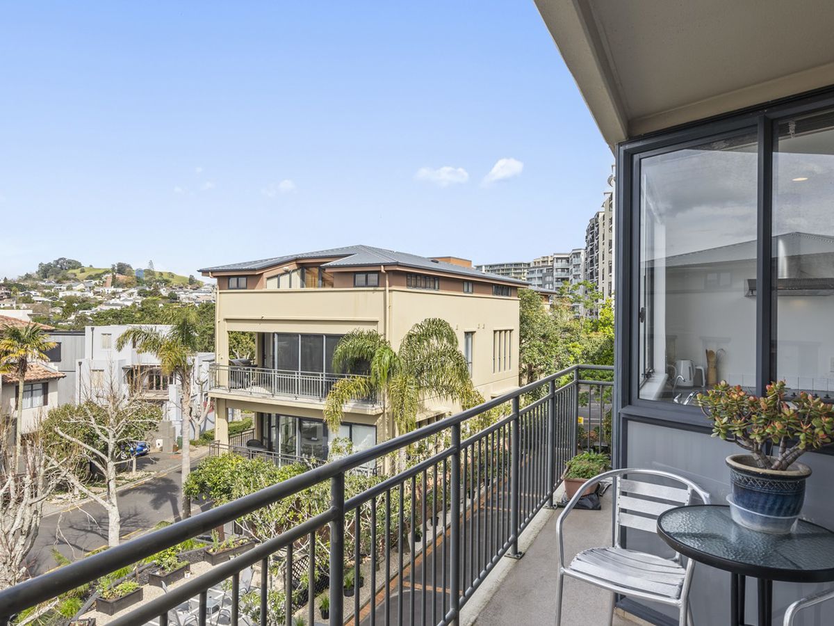 For rent, 3 bedrooms 2 bathrooms 2 car parks, $990 per week, 2F / 5 Furneaux Way, Remuera, Auckland, Available on Tue 21st Oct