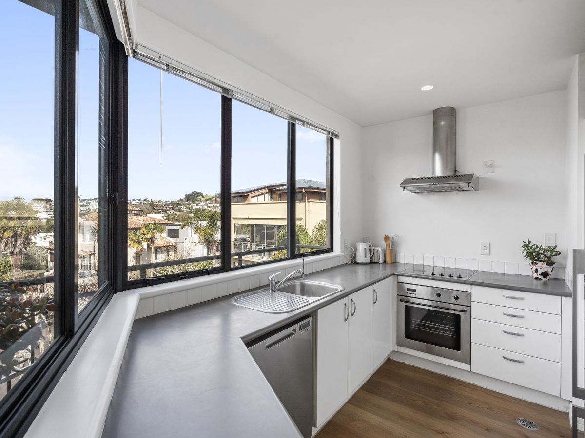 For rent, 3 bedrooms 2 bathrooms 2 car parks, $990 per week, 2F / 5 Furneaux Way, Remuera, Auckland, Available on Tue 21st Oct