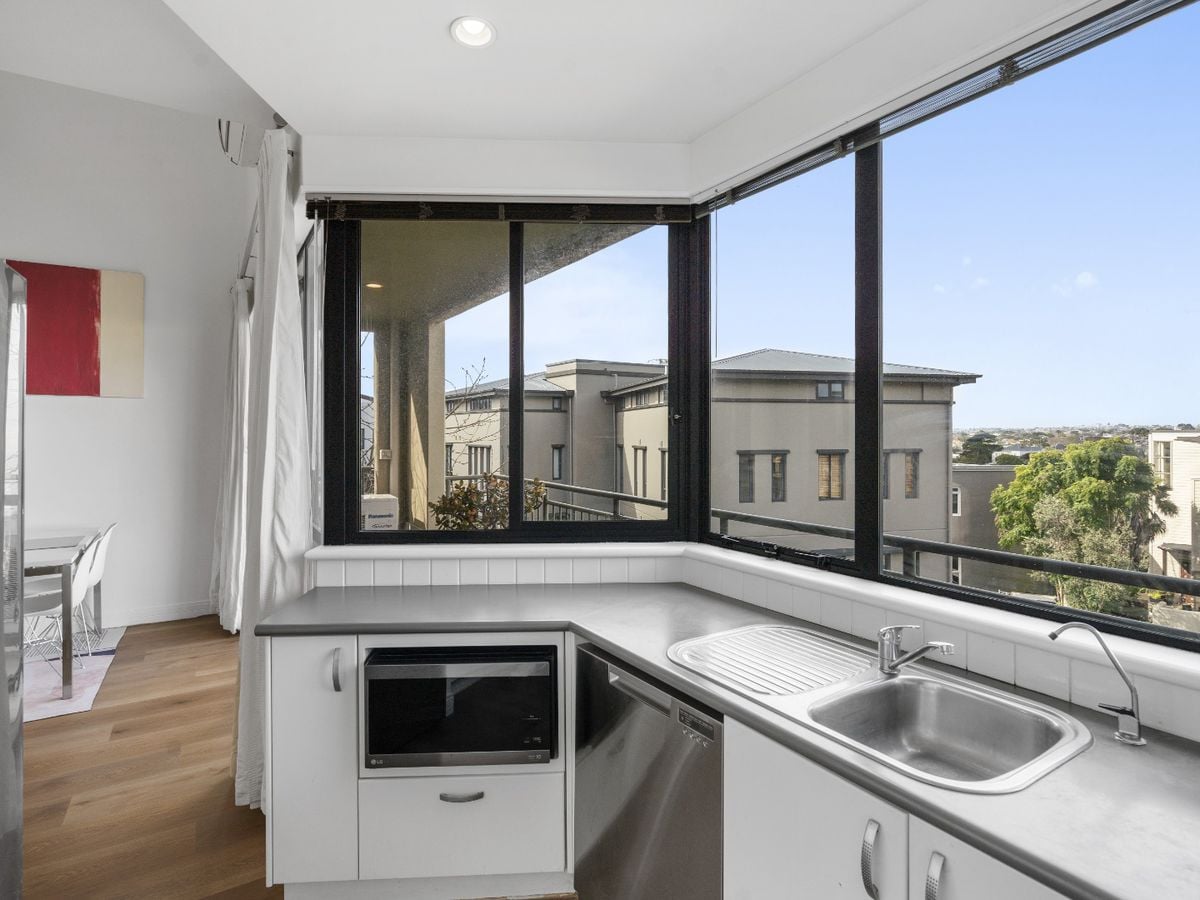 For rent, 3 bedrooms 2 bathrooms 2 car parks, $990 per week, 2F / 5 Furneaux Way, Remuera, Auckland, Available on Tue 21st Oct