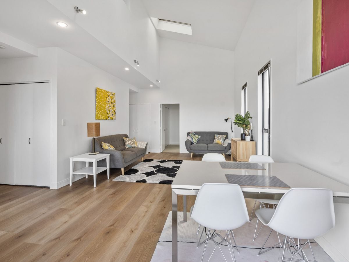 For rent, 3 bedrooms 2 bathrooms 2 car parks, $990 per week, 2F / 5 Furneaux Way, Remuera, Auckland, Available on Tue 21st Oct