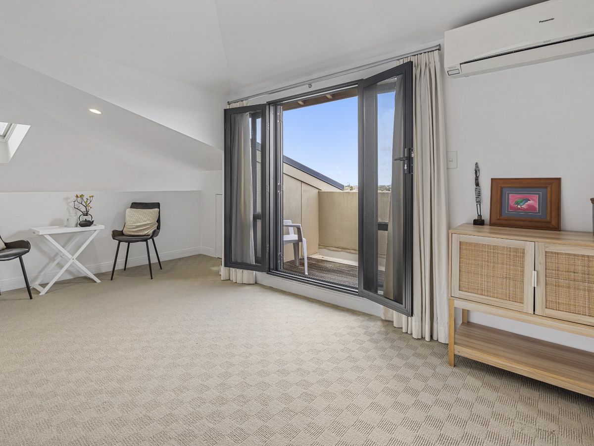 For rent, 3 bedrooms 2 bathrooms 2 car parks, $990 per week, 2F / 5 Furneaux Way, Remuera, Auckland, Available on Tue 21st Oct