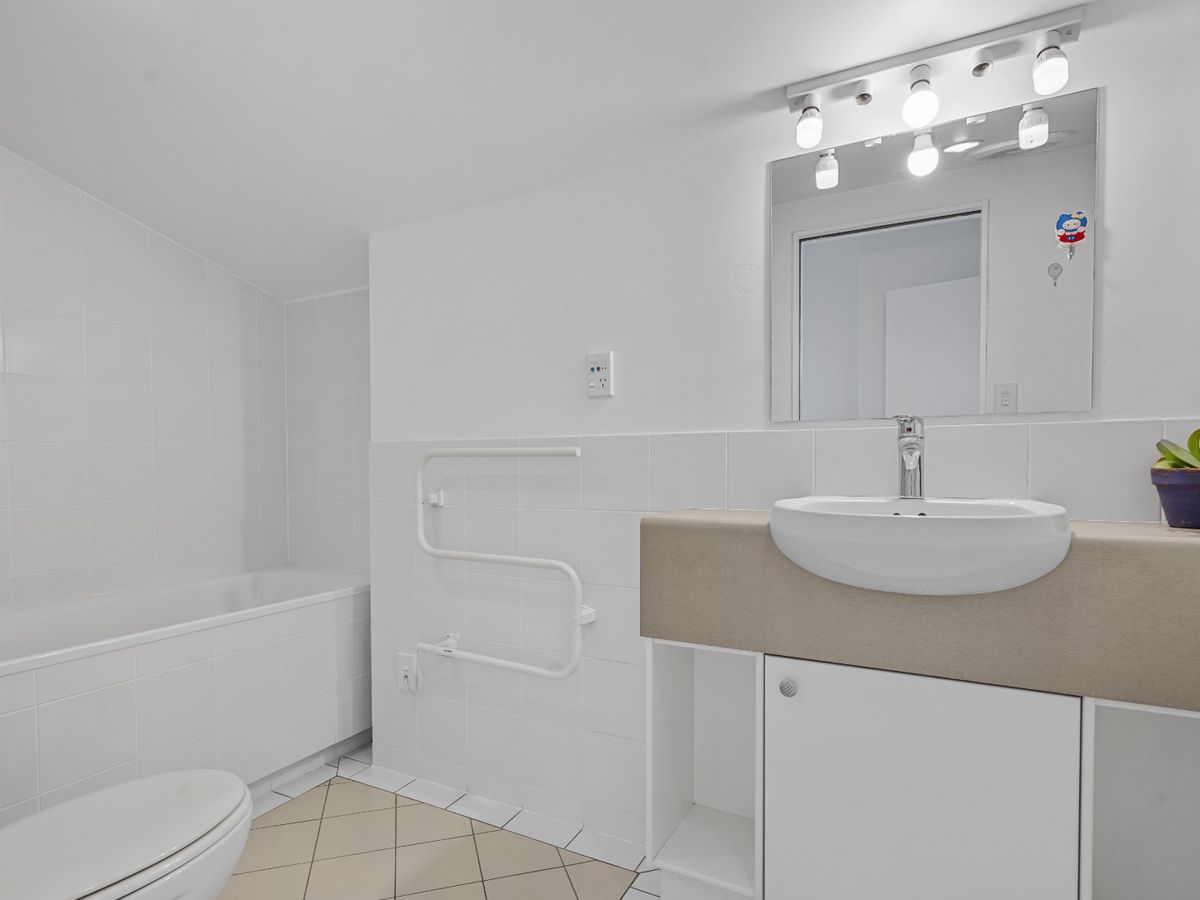 For rent, 3 bedrooms 2 bathrooms 2 car parks, $990 per week, 2F / 5 Furneaux Way, Remuera, Auckland, Available on Tue 21st Oct