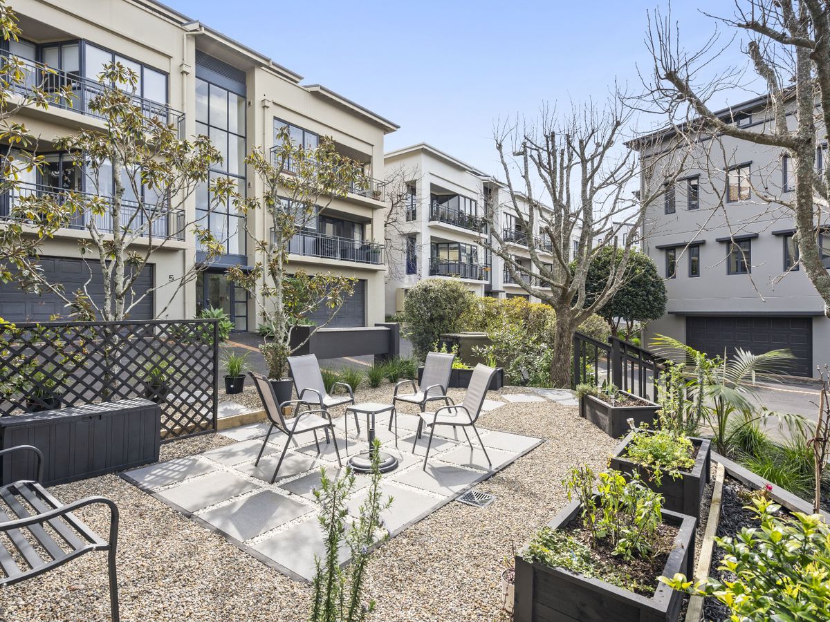 For rent, 3 bedrooms 2 bathrooms 2 car parks, $990 per week, 2F / 5 Furneaux Way, Remuera, Auckland, Available on Tue 21st Oct
