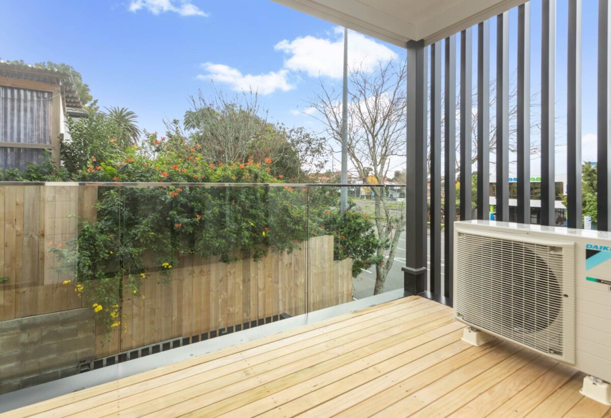 For rent, 3 bedrooms 2 bathrooms house, E/345 Great South Road, Greenlane, Auckland, available now