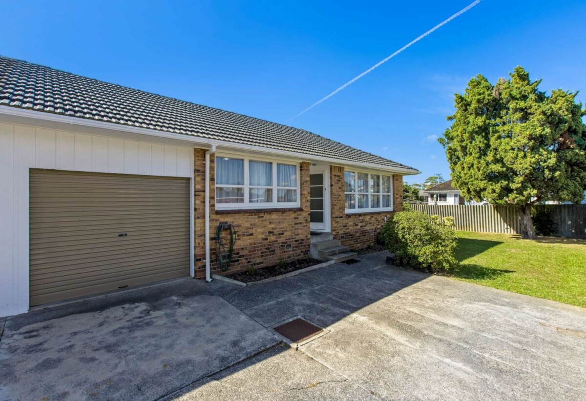 For rent, 2 beds 1 bath unit, available now, 95A Pakuranga Road, Pakuranga, Auckland