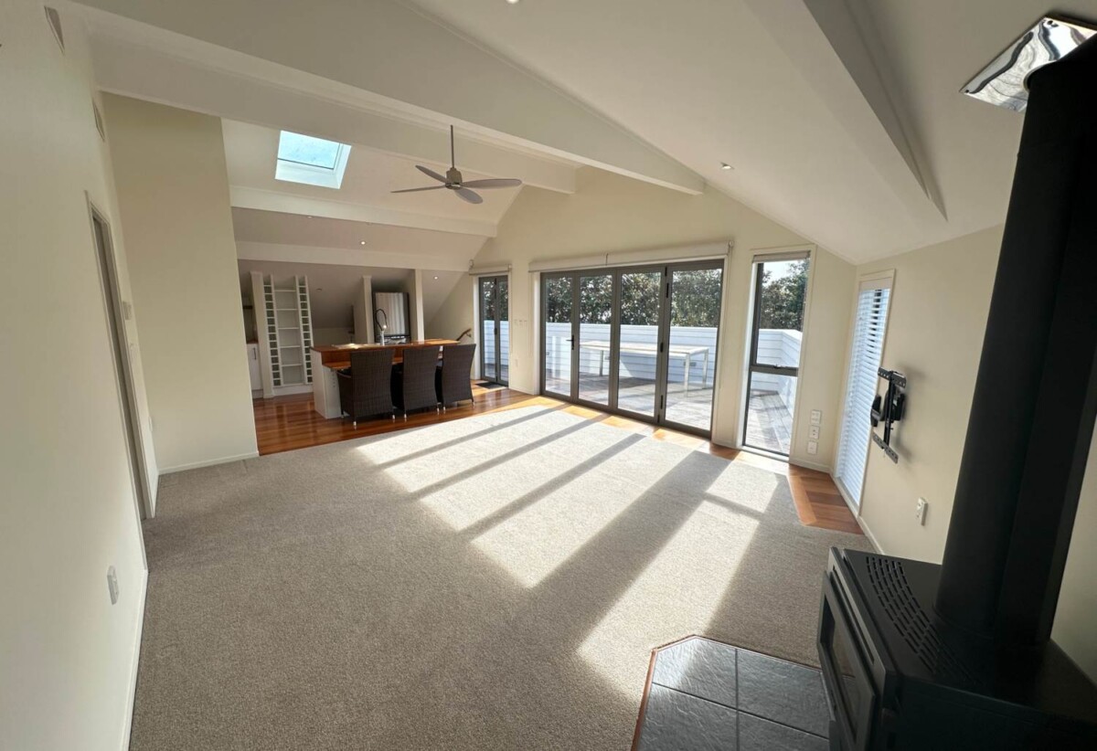 For rent, The garage not included, semi furnished, central heating, 2 bedrooms 1 study house, 19A Treeway, Sunnyhills, Auckland, available 13th November