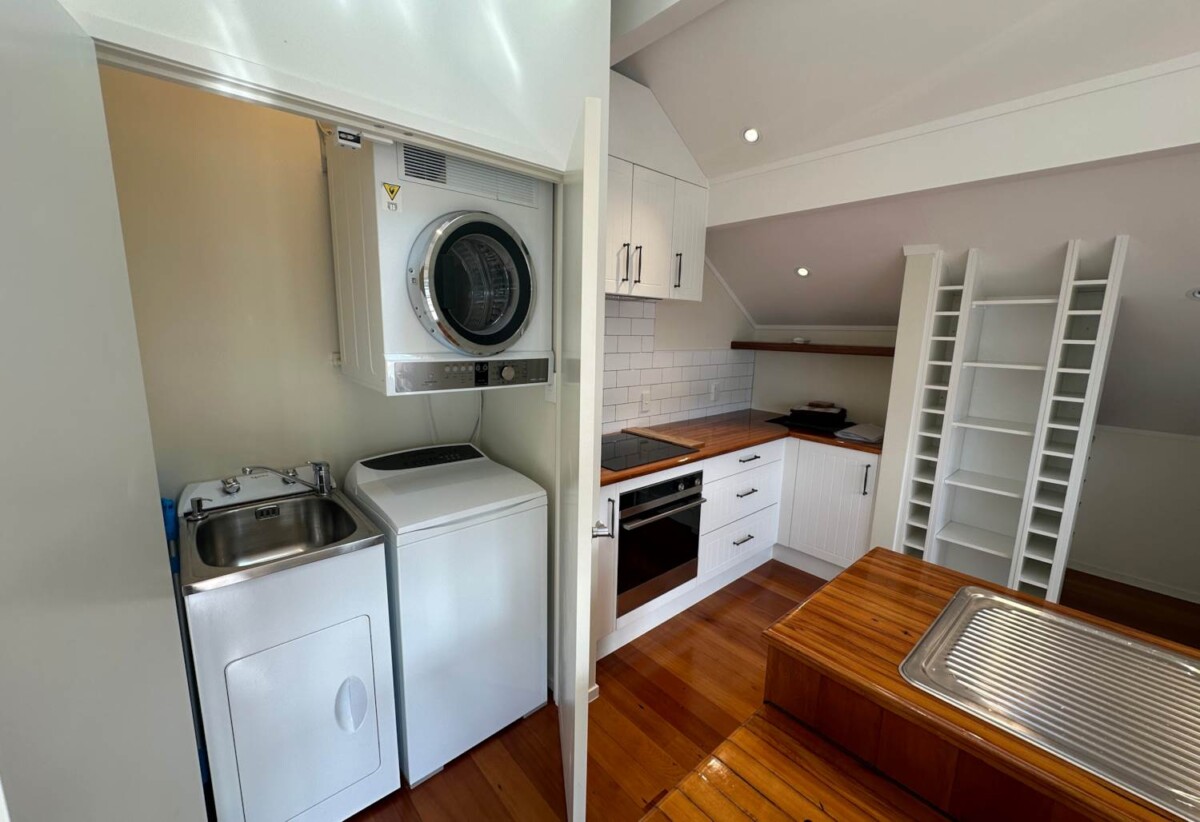 For rent, The garage not included, semi furnished, central heating, 2 bedrooms 1 study house, 19A Treeway, Sunnyhills, Auckland, available 13th November