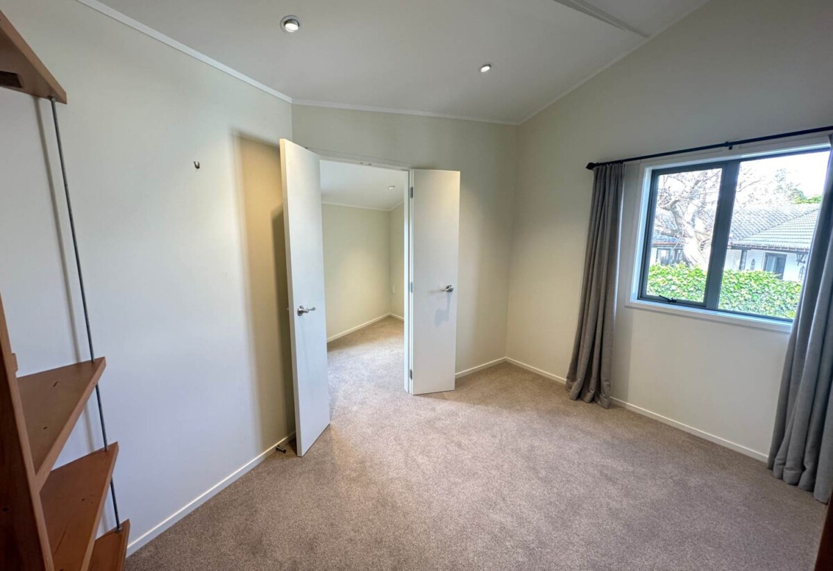 For rent, The garage not included, semi furnished, central heating, 2 bedrooms 1 study house, 19A Treeway, Sunnyhills, Auckland, available 13th November