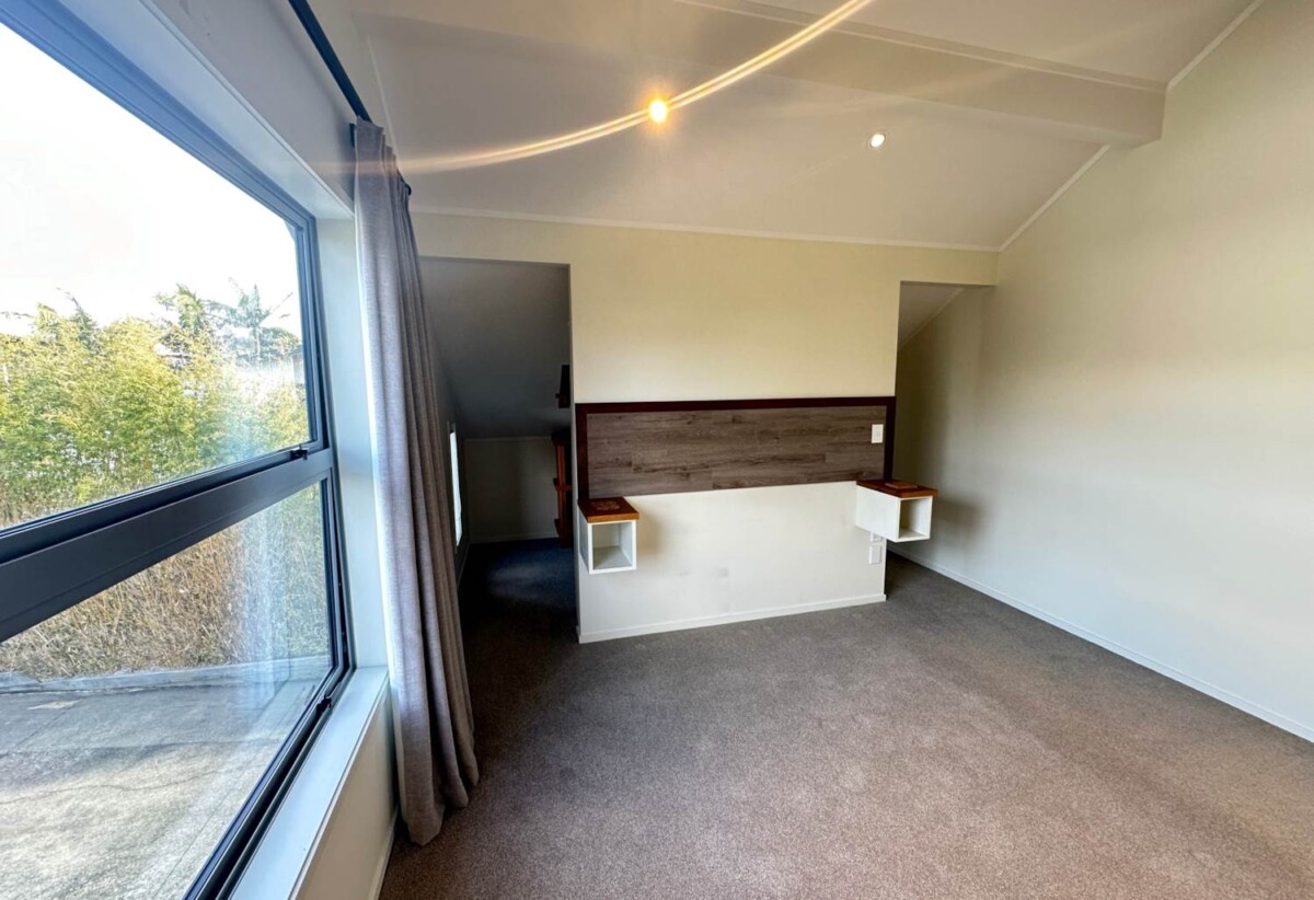 For rent, The garage not included, semi furnished, central heating, 2 bedrooms 1 study house, 19A Treeway, Sunnyhills, Auckland, available 13th November
