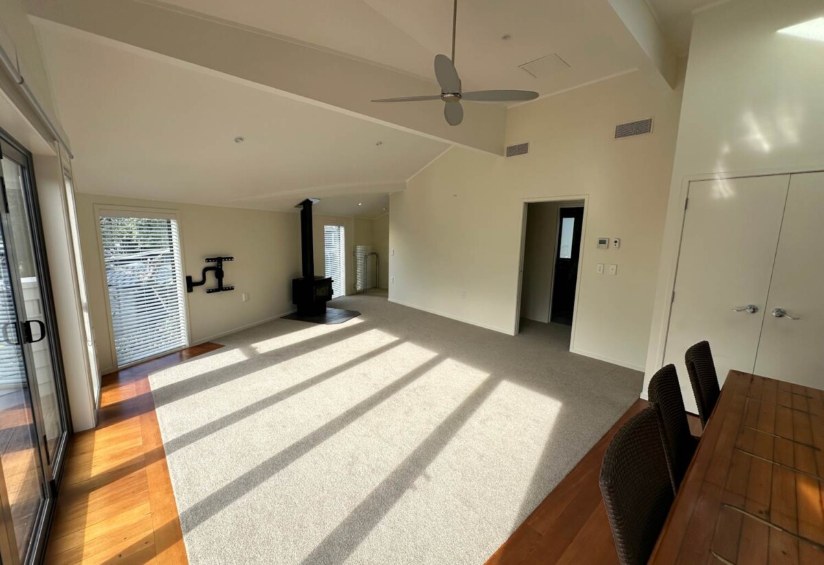 For rent, The garage not included, semi furnished, central heating, 2 bedrooms 1 study house, 19A Treeway, Sunnyhills, Auckland, available 13th November