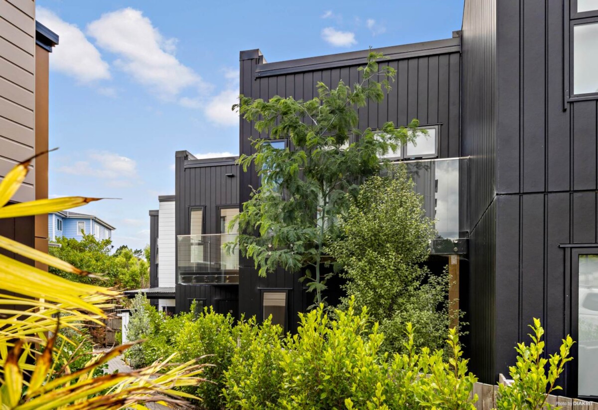 Must sell, Ignore the CV, Freehold 3 beds home plus a study, Minutes to Albany shopping centre, 19/26 Springvale Drive, Fairview Heights, Auckland