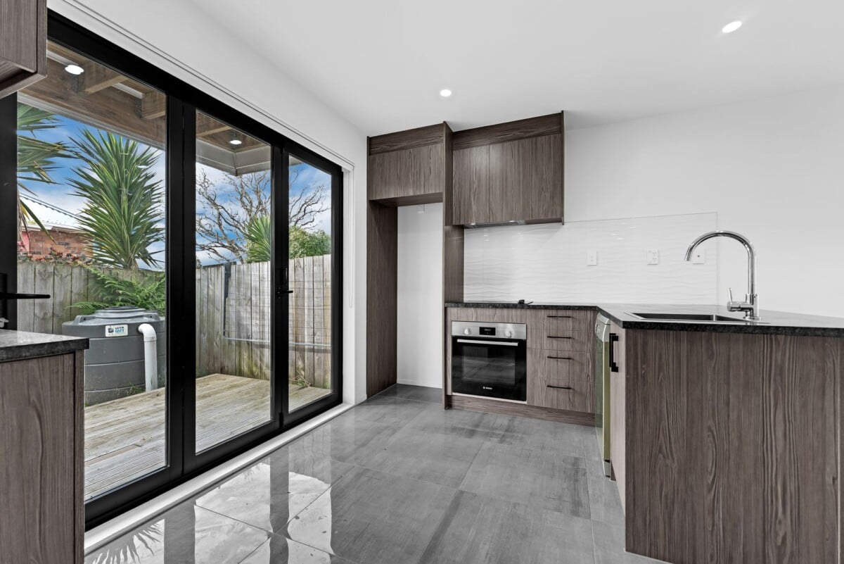 Super Affordable Seaview 3 bedrooms Home, 48B Waddell Avenue, Point England, Auckland