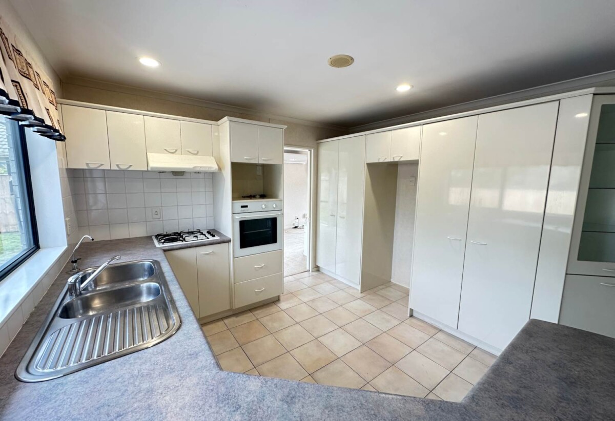 For rent, Short-term only, 5 beds 2 baths house, available 10th December, 18 Montecito Place, Golflands, Auckland