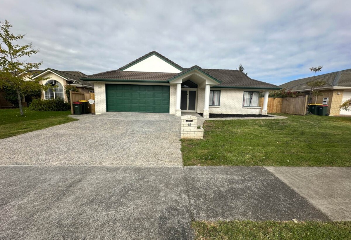 For rent, Short-term only, 5 beds 2 baths house, available 10th December, 18 Montecito Place, Golflands, Auckland