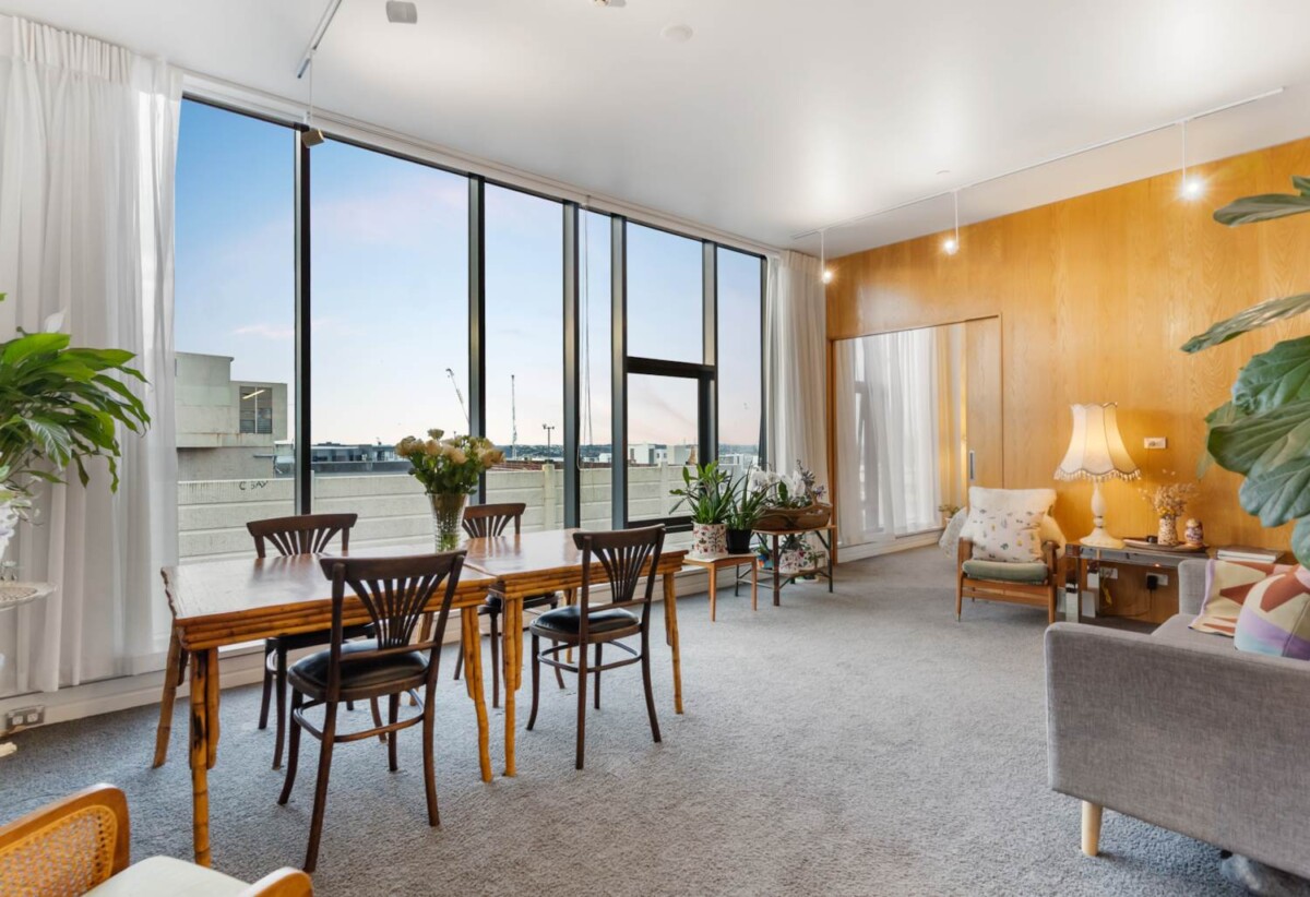 Zoned for Auckland Grammar School, owners have relocated, Freehold 2 beds 2 car parks apartment, 607/103 Symonds Street, City Centre, Auckland