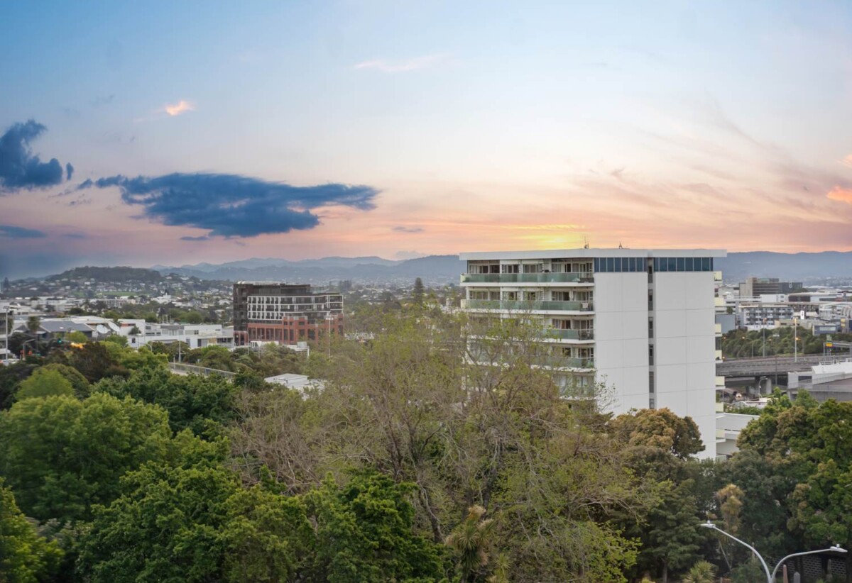 Zoned for Auckland Grammar School, owners have relocated, Freehold 2 beds 2 car parks apartment, 607/103 Symonds Street, City Centre, Auckland