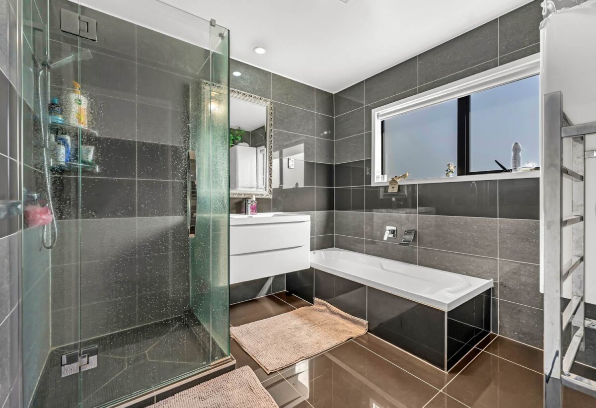 Spacious 5 bedrooms house on 588m2 land, Just Steps from Auckland Botanic Garden, 40B Nanleen Rise, The Gardens, Auckland