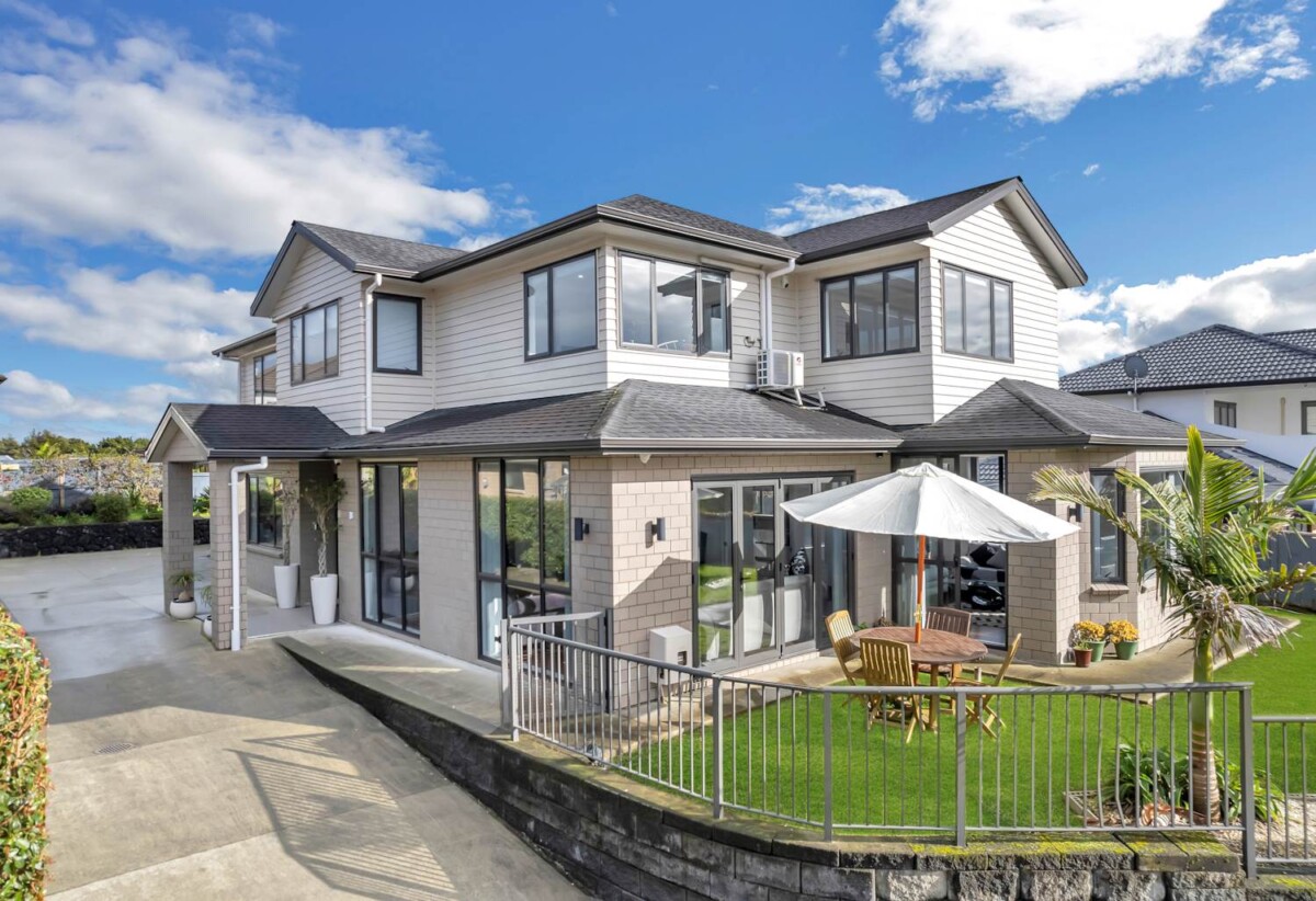 Spacious 5 bedrooms house on 588m2 land, Just Steps from Auckland Botanic Garden, 40B Nanleen Rise, The Gardens, Auckland