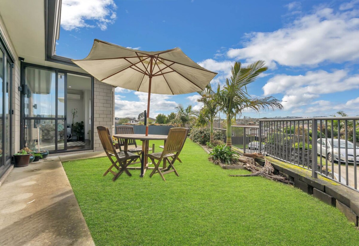 Spacious 5 bedrooms house on 588m2 land, Just Steps from Auckland Botanic Garden, 40B Nanleen Rise, The Gardens, Auckland