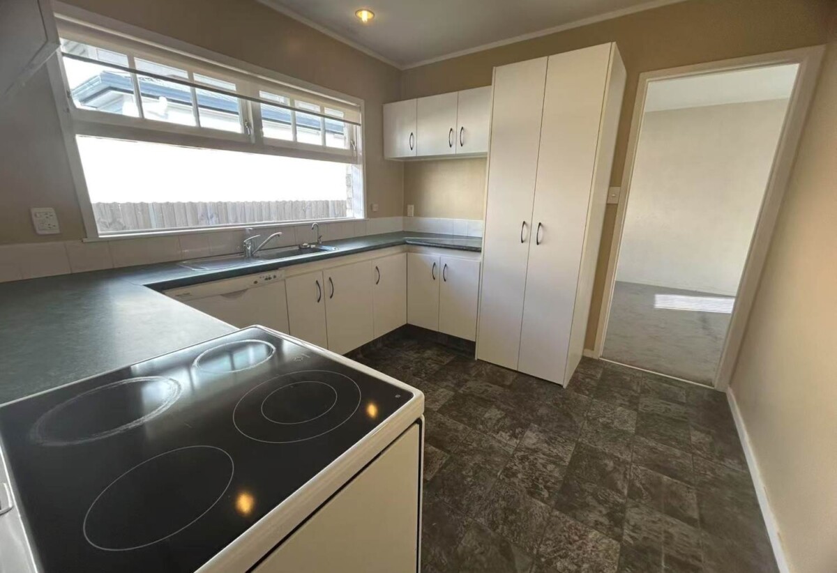 For rent, 3 bedrooms 1 bathroom house, 5 Maroubra Place, Botany Downs, Auckland, available now