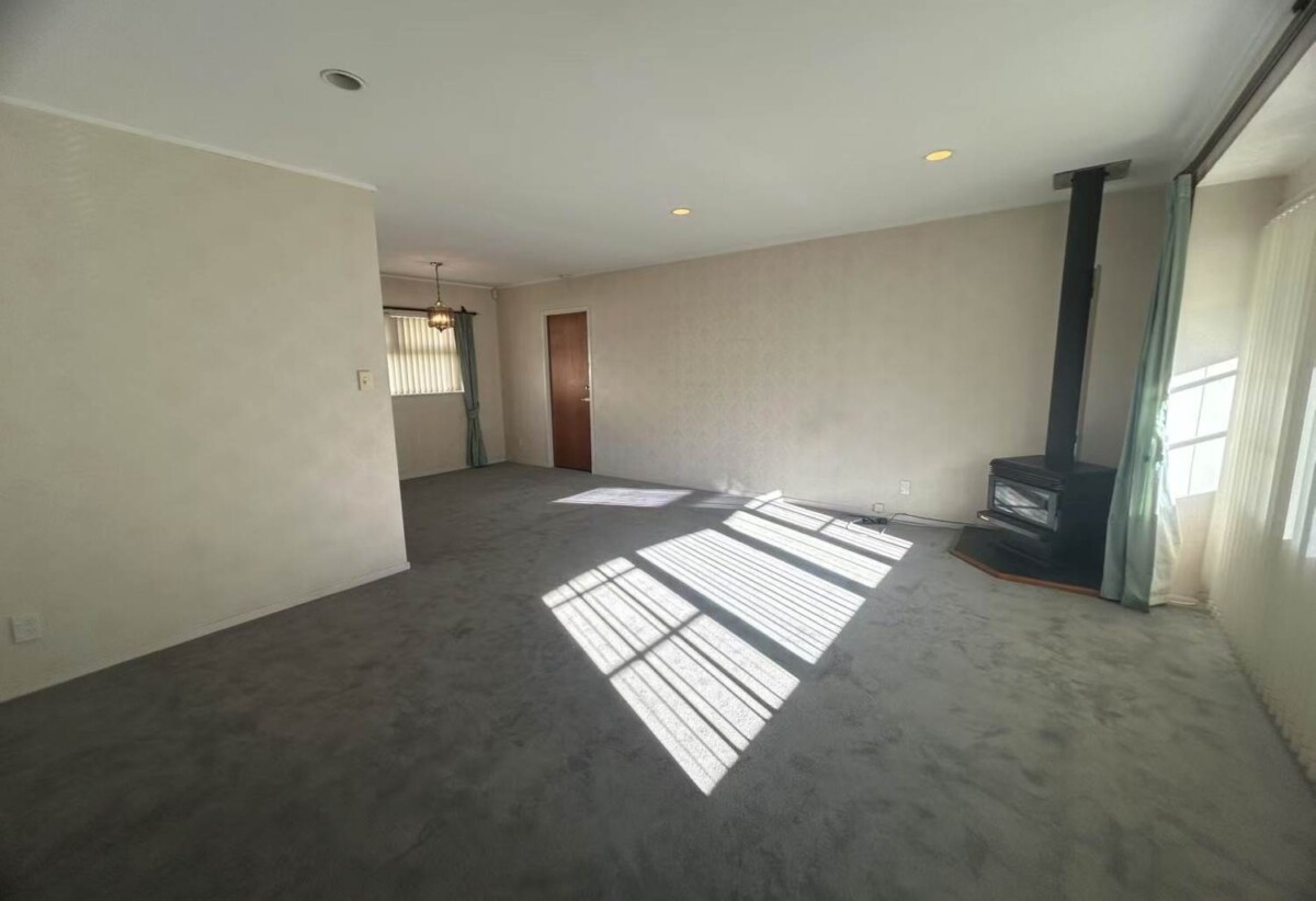 For rent, 3 bedrooms 1 bathroom house, 5 Maroubra Place, Botany Downs, Auckland, available now