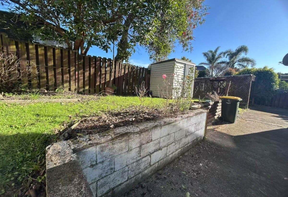 For rent, 3 bedrooms 1 bathroom house, 5 Maroubra Place, Botany Downs, Auckland, available now