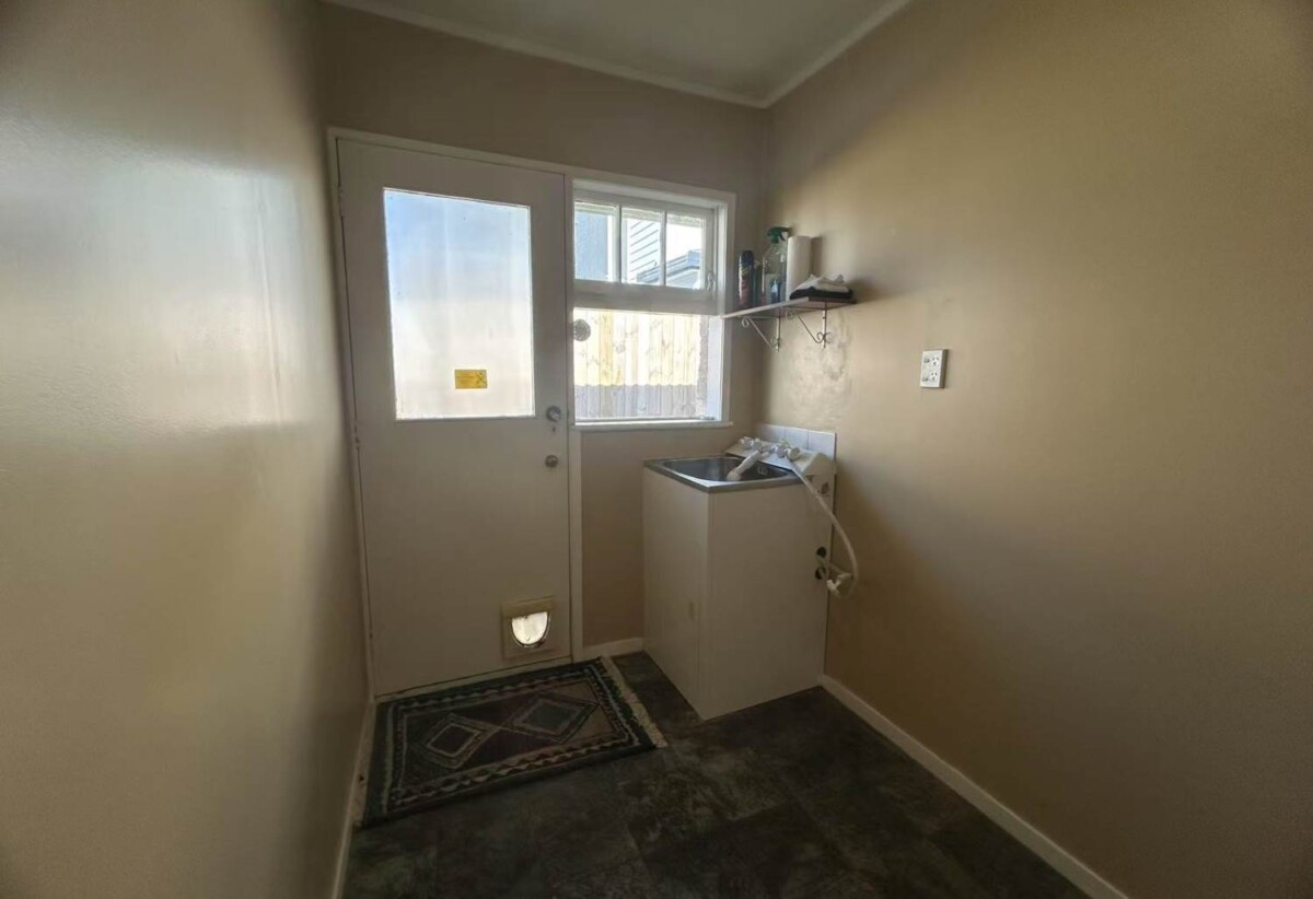 For rent, 3 bedrooms 1 bathroom house, 5 Maroubra Place, Botany Downs, Auckland, available now
