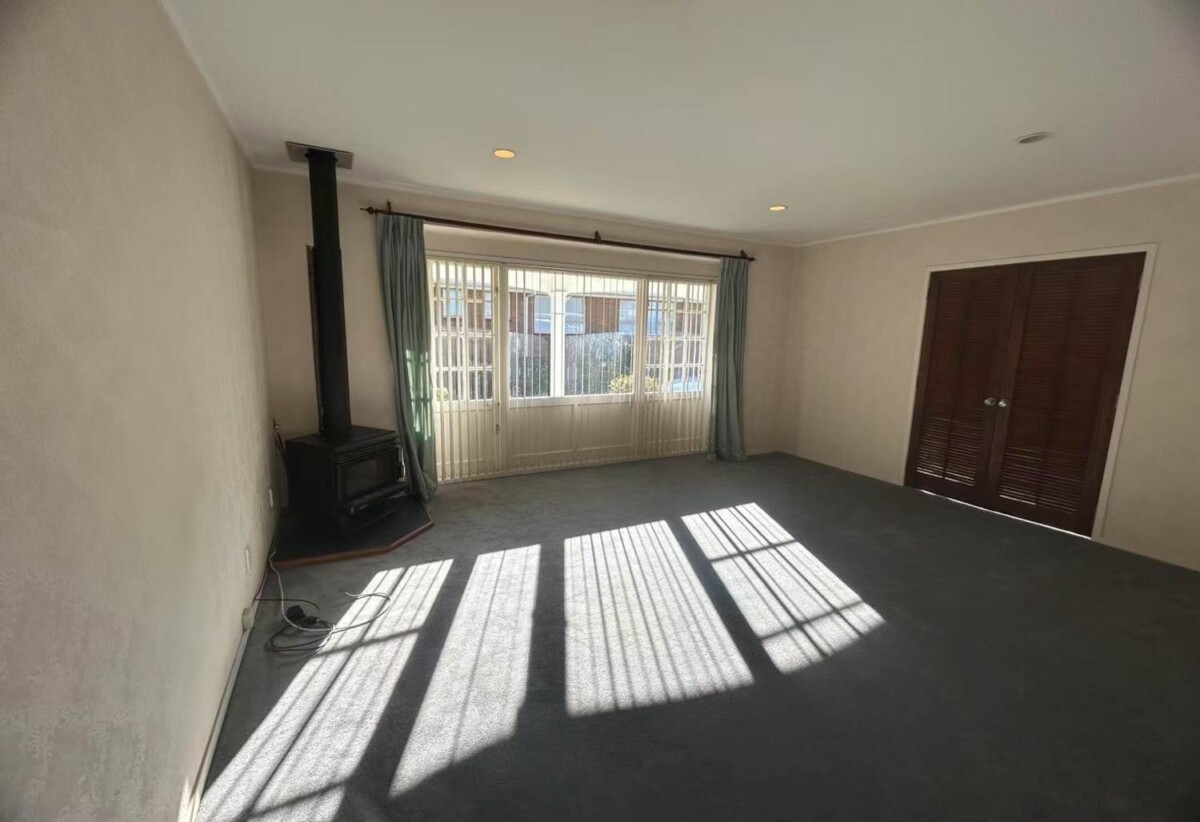 For rent, 3 bedrooms 1 bathroom house, 5 Maroubra Place, Botany Downs, Auckland, available now