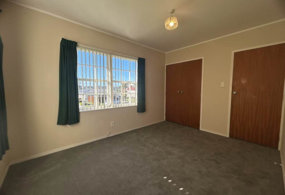 For rent, 3 bedrooms 1 bathroom house, 5 Maroubra Place, Botany Downs, Auckland, available now