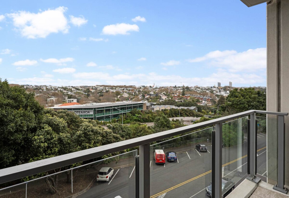 Pet-friendly upon Body Corporate approval, freehold 1 bed 1 study 1 car park apartment, 304/27 Union Street, City Centre, Auckland