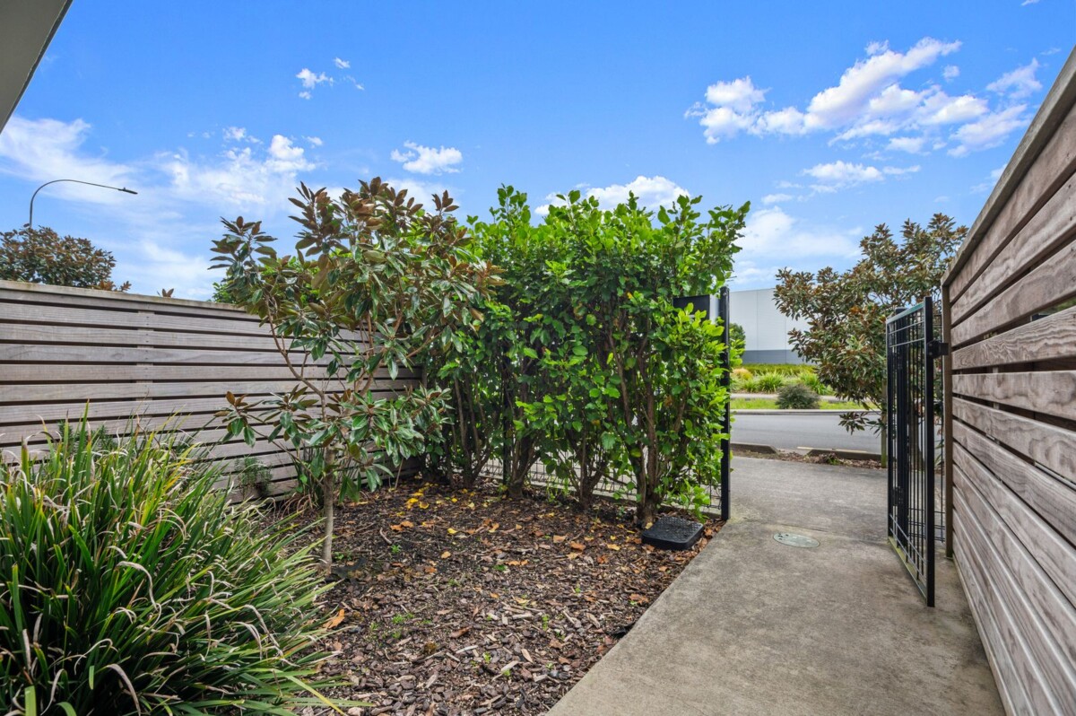 Must be sold, 153m2 4 beds 2 baths home with garage, zone for Hobsonville School and Hobsonville Point Secondary, as well as St Paul’s, close to shops, supermarket, motorway access, 41 Settlers Avenue, Hobsonville, Auckland